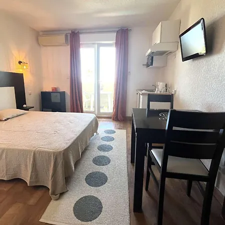 Climatise Avec Piscine, Balcon Et Parking, Proche Et Centre - Saint-florent - Fr-1-650-35 *